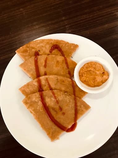 Aloo Paratha served at Paul's Hotel Bhedetar